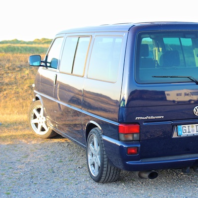 Ein VW T4 steht am Strand auf Sylt